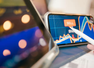Trader que analiza opciones de Bitcoin, Ethereum y forex en múltiples activos